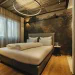 Hotel apartamentowy The Black Eagle Luxury