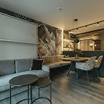 The Black Eagle Luxury Hotel apartamentowy