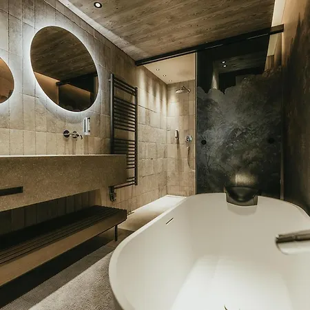 מלון דירות The Black Eagle Luxury 4*