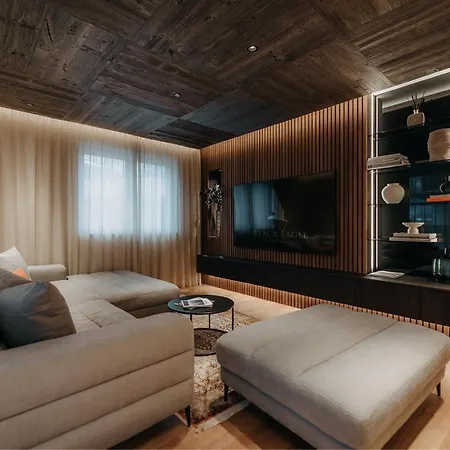 The Black Eagle Luxury 4* מאיירהופן