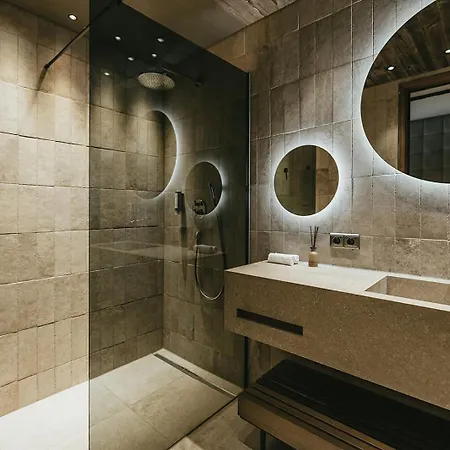 The Black Eagle Luxury מלון דירות 4*