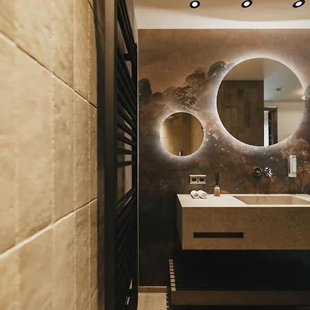 The Black Eagle Luxury מאיירהופן