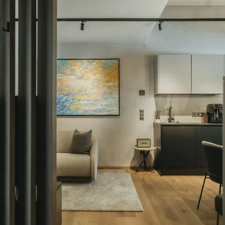 The Black Eagle Luxury מלון דירות 4*